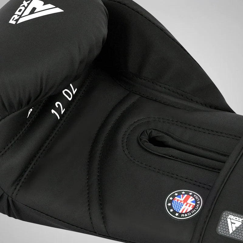 RDX Aura T-17 boxing gloves – design detail